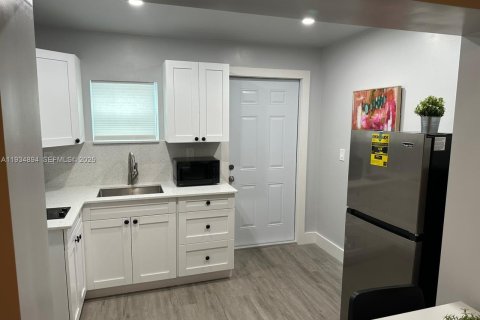 Immobilier commercial à louer à Miami, Floride: 177.26 m2 № 1993652 - photo 3