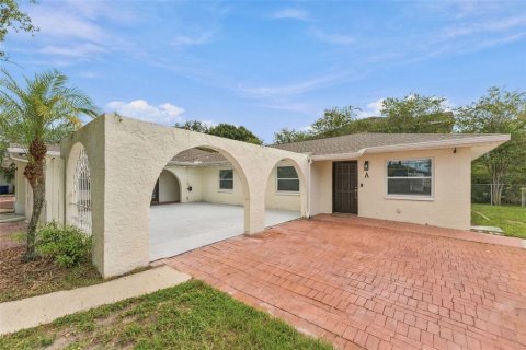 Commercial property in Tampa, Florida 8 bedrooms, 295.89 sq.m. № 2379058 - photo 2
