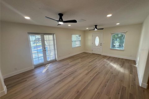 Commercial property in Tampa, Florida 8 bedrooms, 295.89 sq.m. № 2379058 - photo 6