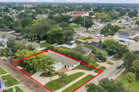 Commercial property in Tampa, Florida 8 bedrooms, 295.89 sq.m. № 2379058