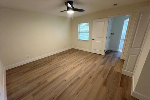 Commercial property in Tampa, Florida 8 bedrooms, 295.89 sq.m. № 2379058 - photo 17