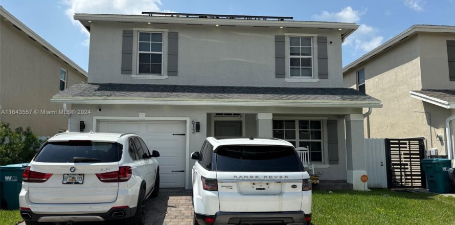 House in Homestead, Florida 4 bedrooms, 197.51 sq.m. № 1811625