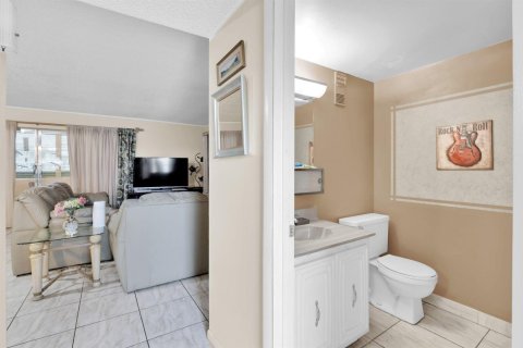 Condominio en venta en Palm Springs, Florida, 1 dormitorio, 72 m2 № 2146010 - foto 8