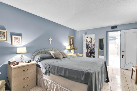 Condo in Palm Springs, Florida, 1 bedroom  № 2146010