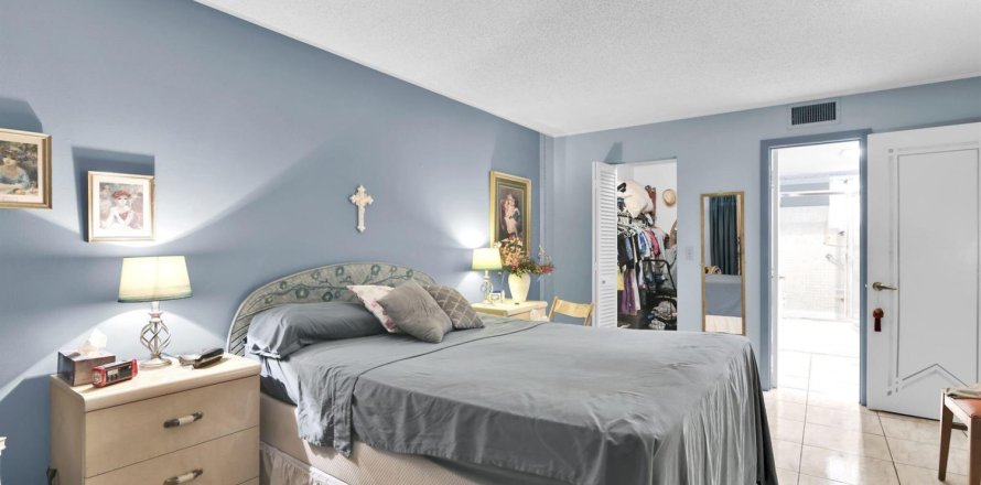 Condominio en Palm Springs, Florida, 1 dormitorio № 2146010