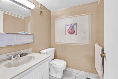 Condominio en venta en Palm Springs, Florida, 1 dormitorio, 72 m2 № 2146010 - foto 14