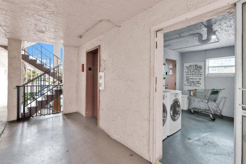Condominio en venta en Palm Springs, Florida, 1 dormitorio, 72 m2 № 2146010 - foto 18