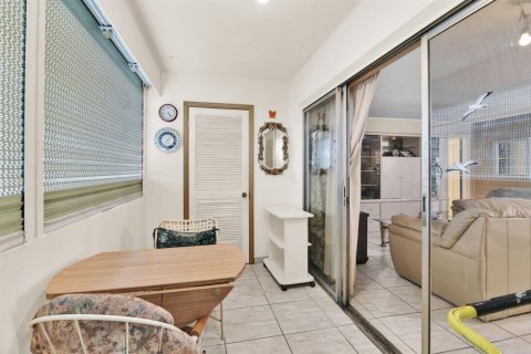 Condominio en venta en Palm Springs, Florida, 1 dormitorio, 72 m2 № 2146010 - foto 17