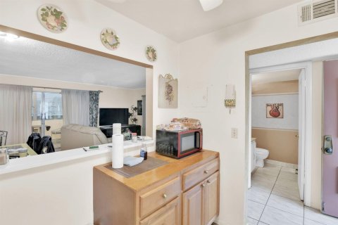 Condominio en venta en Palm Springs, Florida, 1 dormitorio, 72 m2 № 2146010 - foto 9