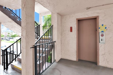 Condominio en venta en Palm Springs, Florida, 1 dormitorio, 72 m2 № 2146010 - foto 19