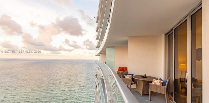 Кондоминиум с 2 спальнями в Холливуд, Флорида № 2032092