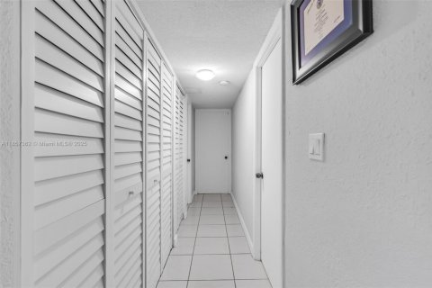 Купить кондоминиум в Майами, Флорида 2 спальни, 102.1м2, № 2054403 - фото 15