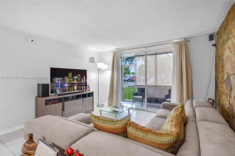 Condo in Miami, Florida, 2 bedrooms  № 2054403