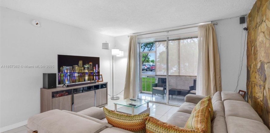 Кондоминиум с 2 спальнями в Майами, Флорида № 2054403