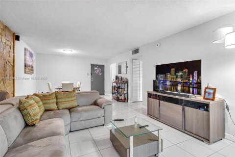 Купить кондоминиум в Майами, Флорида 2 спальни, 102.1м2, № 2054403 - фото 2