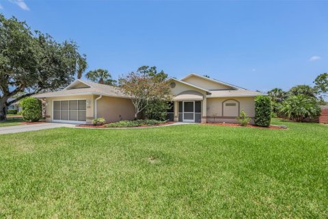 House in North Fort Myers, Florida 3 bedrooms, 180.6 sq.m. № 1904321 - photo 2