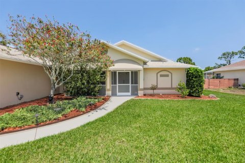 House in North Fort Myers, Florida 3 bedrooms, 180.6 sq.m. № 1904321 - photo 3