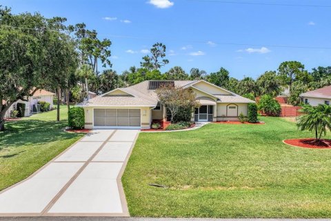 House in North Fort Myers, Florida 3 bedrooms, 180.6 sq.m. № 1904321 - photo 1