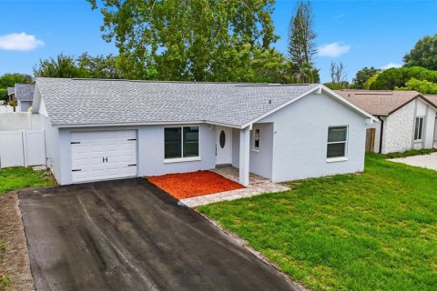 House in New Port Richey, Florida 3 bedrooms, 99.13 sq.m. № 2210132