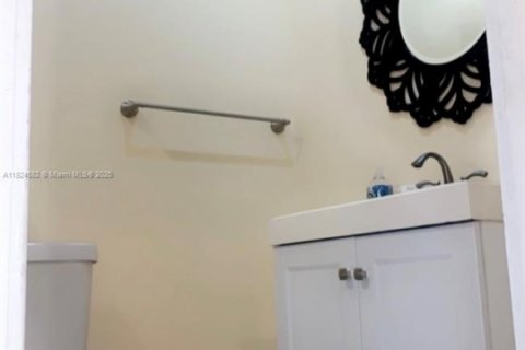 Снять в аренду коммерческую недвижимость в Санрайз, Флорида 1 спальня, 144.46м2, № 1790411 - фото 3