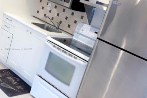 Снять в аренду коммерческую недвижимость в Санрайз, Флорида 1 спальня, 144.46м2, № 1790411 - фото 2