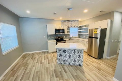 Commercial property in Saint Petersburg, Florida 5 bedrooms, 176.61 sq.m. № 1525538 - photo 6