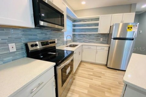 Commercial property in Saint Petersburg, Florida 5 bedrooms, 176.61 sq.m. № 1525538 - photo 9
