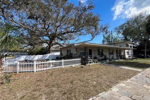 Commercial property in Saint Petersburg, Florida 5 bedrooms, 176.61 sq.m. № 1525538 - photo 4