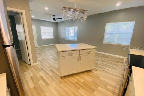 Commercial property in Saint Petersburg, Florida 5 bedrooms, 176.61 sq.m. № 1525538 - photo 10