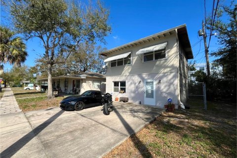 Commercial property in Saint Petersburg, Florida 5 bedrooms, 176.61 sq.m. № 1525538 - photo 1