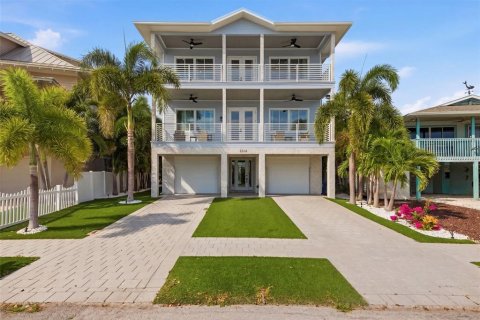 House in Saint Pete Beach, Florida 4 bedrooms, 299.89 sq.m. № 2100047