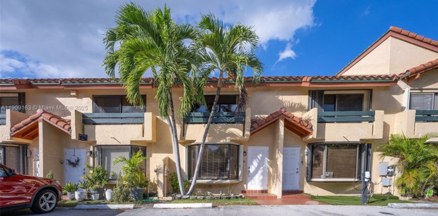 Adosado en Miami, Florida 2 dormitorios, 107.02 m2 № 1964495