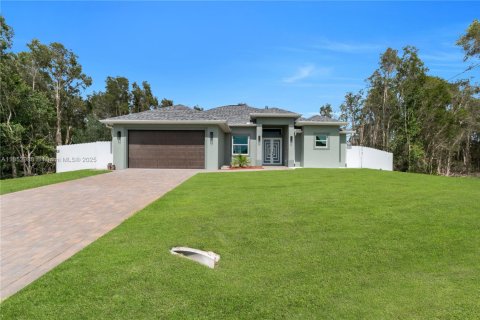 House in Lehigh Acres, Florida 3 bedrooms № 1872234 - photo 2