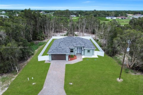 House in Lehigh Acres, Florida 3 bedrooms № 1872234 - photo 1