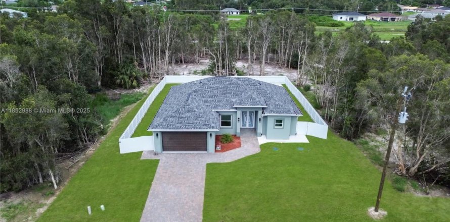 House in Lehigh Acres, Florida 3 bedrooms № 1872234