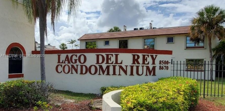 Condominio en Miami, Florida, 3 dormitorios № 1982164