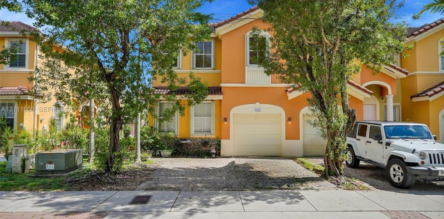 Adosado en Miami, Florida 4 dormitorios, 178.93 m2 № 2429960
