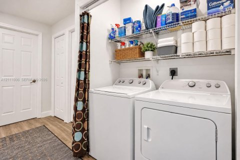 Adosado en venta en Miami, Florida, 4 dormitorios, 178.93 m2 № 2429960 - foto 12
