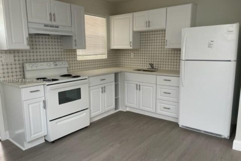 Casa en venta en Fort Lauderdale, Florida, 5 dormitorios, 139.35 m2 № 1814645 - foto 1
