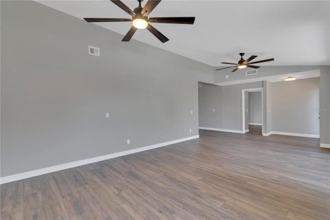 House in Orlando, Florida 4 bedrooms, 208.66 sq.m. № 1519874 - photo 7