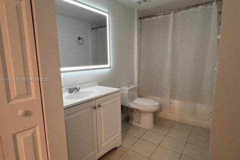 Condo in Tamarac, Florida, 1 bedroom  № 2081771 - photo 24
