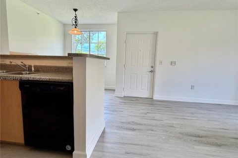 Condo in Tamarac, Florida, 1 bedroom  № 2081771 - photo 15