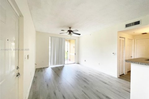 Condo in Tamarac, Florida, 1 bedroom  № 2081771 - photo 4