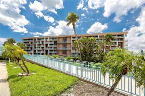 Condominio en venta en Treasure Island, Florida, 2 dormitorios, 109.16 m2 № 1802918 - foto 1