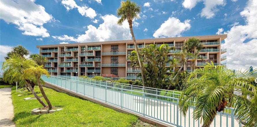Condominio en Treasure Island, Florida, 2 dormitorios  № 1802918