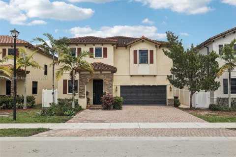 House in Hialeah, Florida 5 bedrooms, 308.06 sq.m. № 1804484 - photo 1