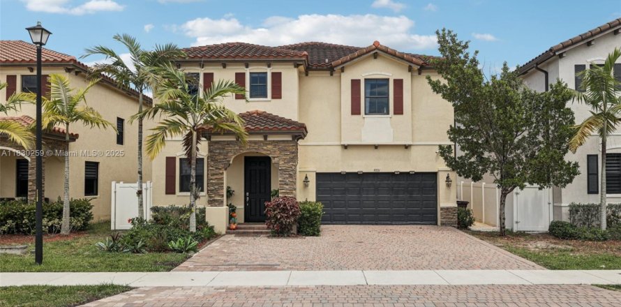 House in Hialeah, Florida 5 bedrooms, 308.06 sq.m. № 1804484