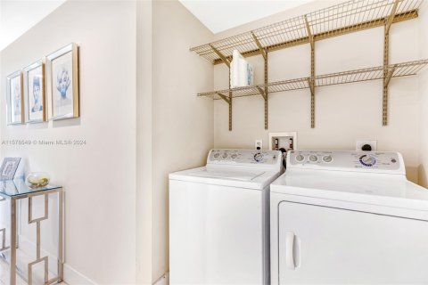 Снять в аренду кондоминиум в Халландейл-Бич, Флорида 3 спальни, 161.37м2, № 1933861 - фото 28