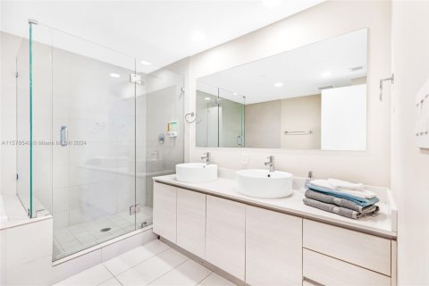 Снять в аренду кондоминиум в Халландейл-Бич, Флорида 3 спальни, 161.37м2, № 1933861 - фото 18