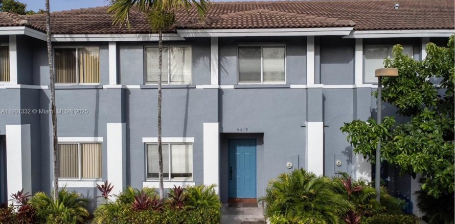 Adosado en Pembroke Park, Florida 3 dormitorios, 135.64 m2 № 1953699